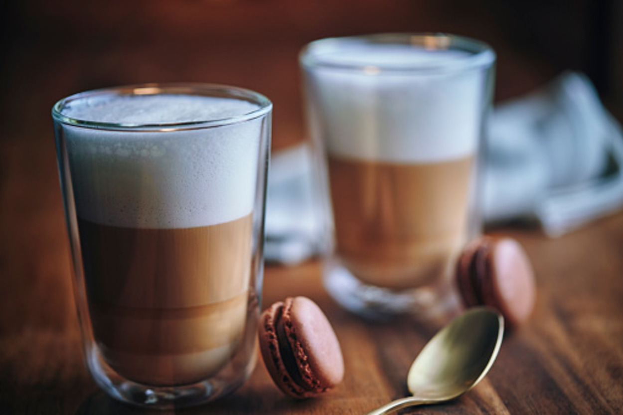 Latte macchiato served with macarons